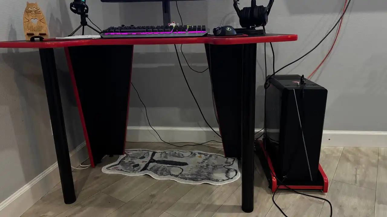 Продам компьютерный стол с подставкой