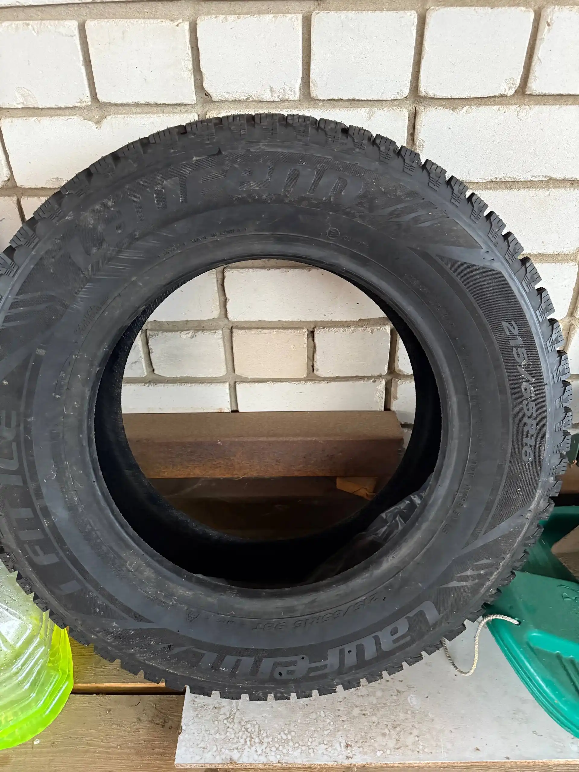 Продам зимнюю резину Laufenn I-Fit Ice LW71 215/65 R16 98T
