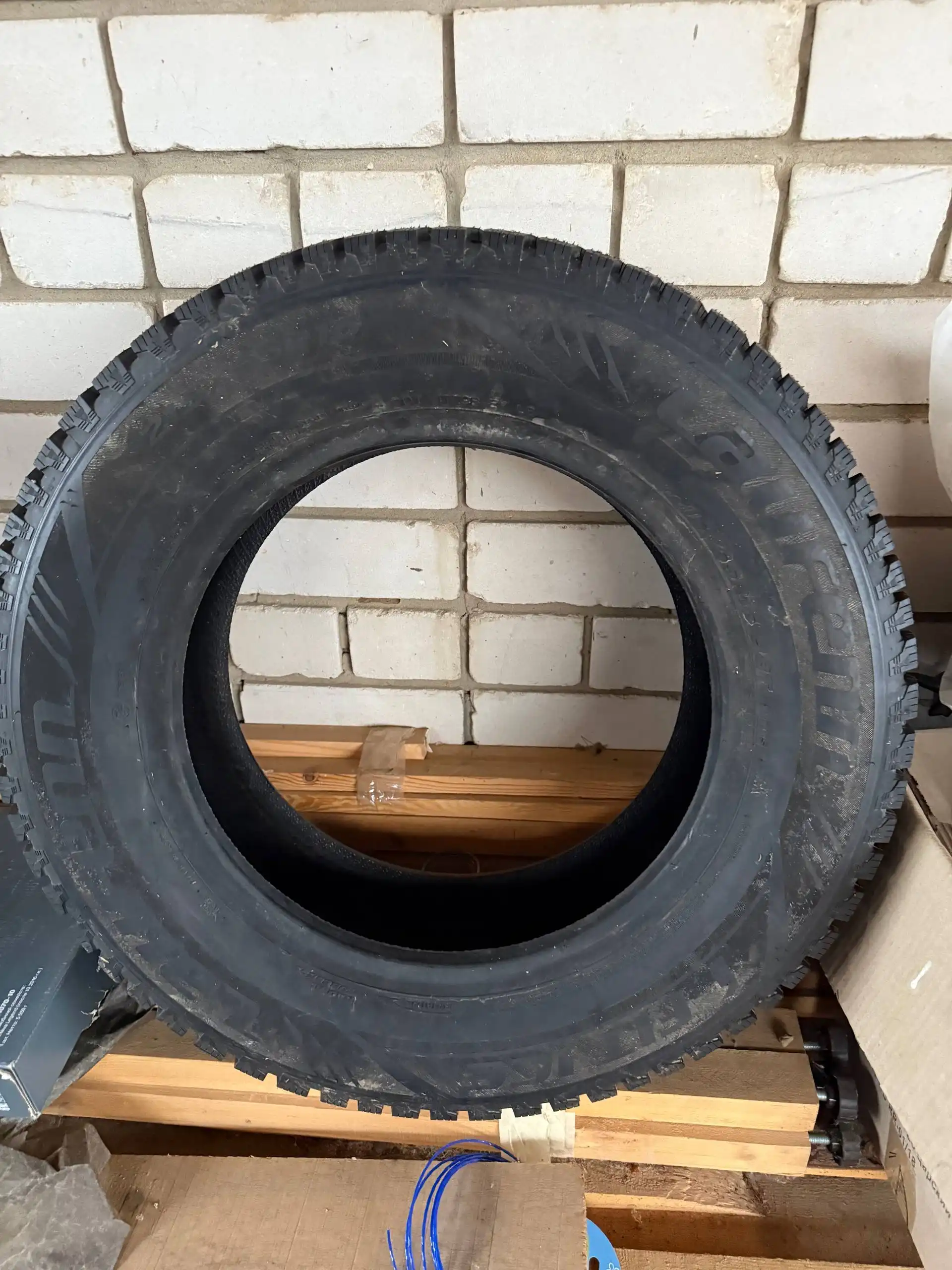 Продам зимнюю резину Laufenn I-Fit Ice LW71 215/65 R16 98T