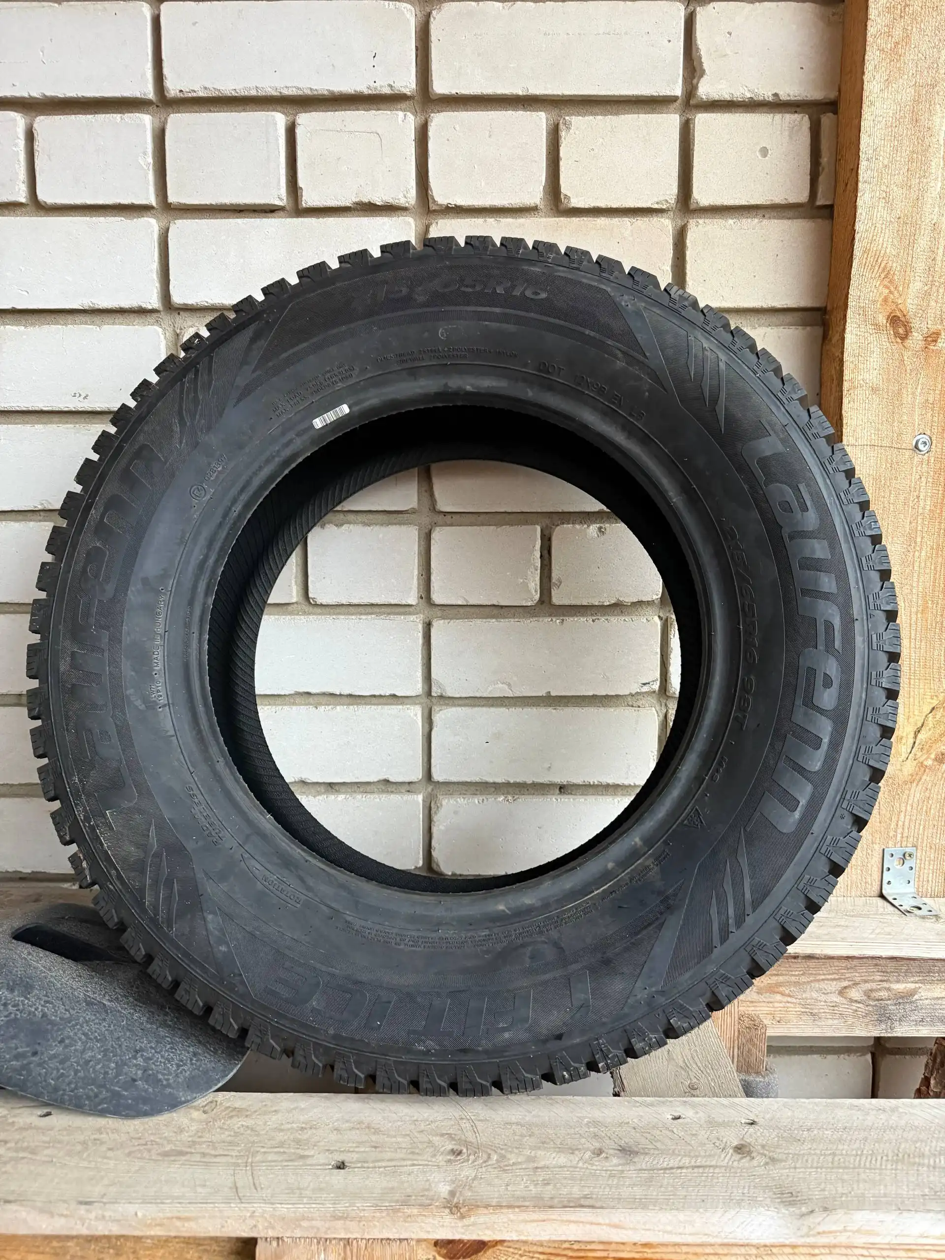 Продам зимнюю резину Laufenn I-Fit Ice LW71 215/65 R16 98T