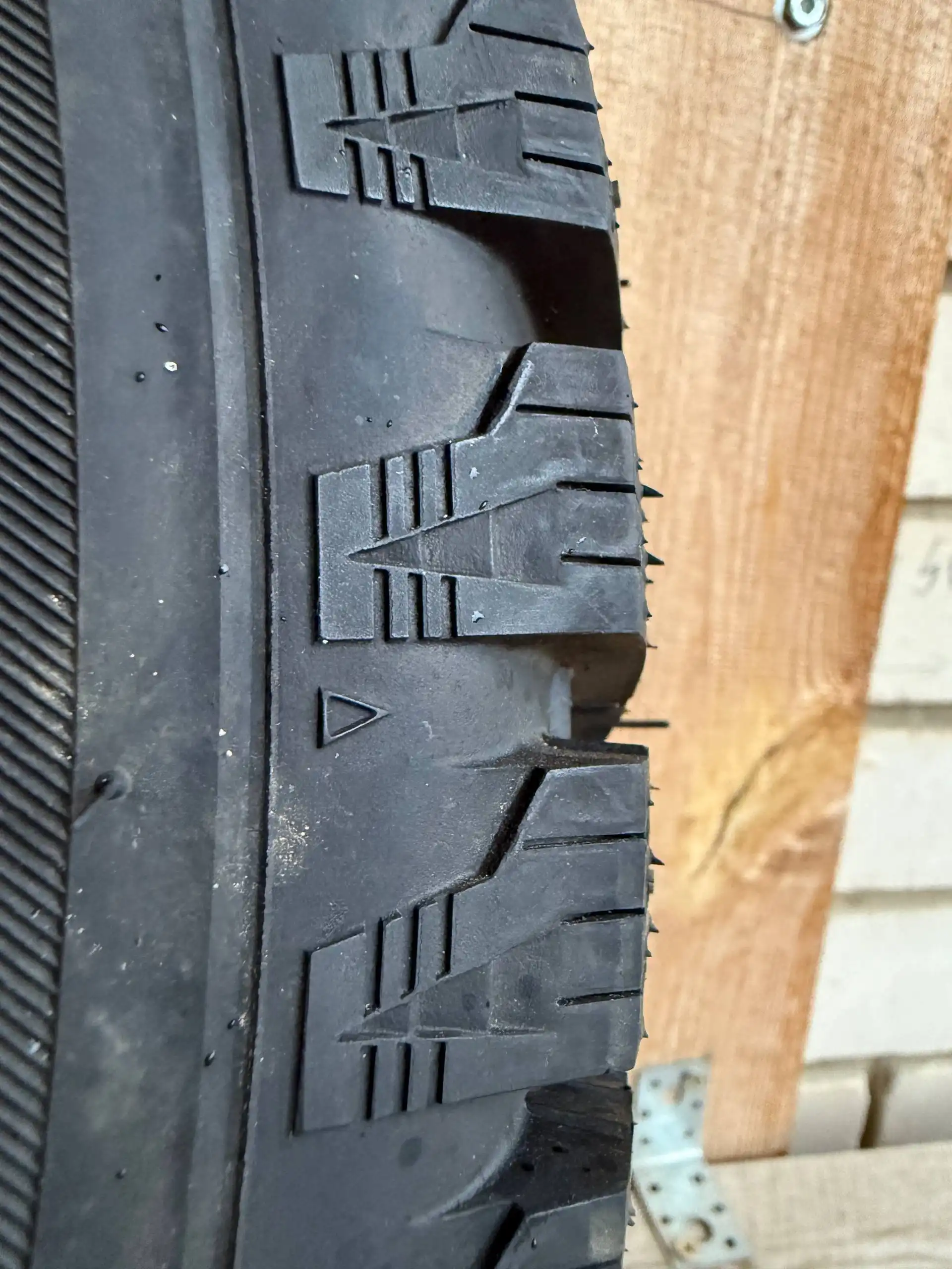Продам зимнюю резину Laufenn I-Fit Ice LW71 215/65 R16 98T