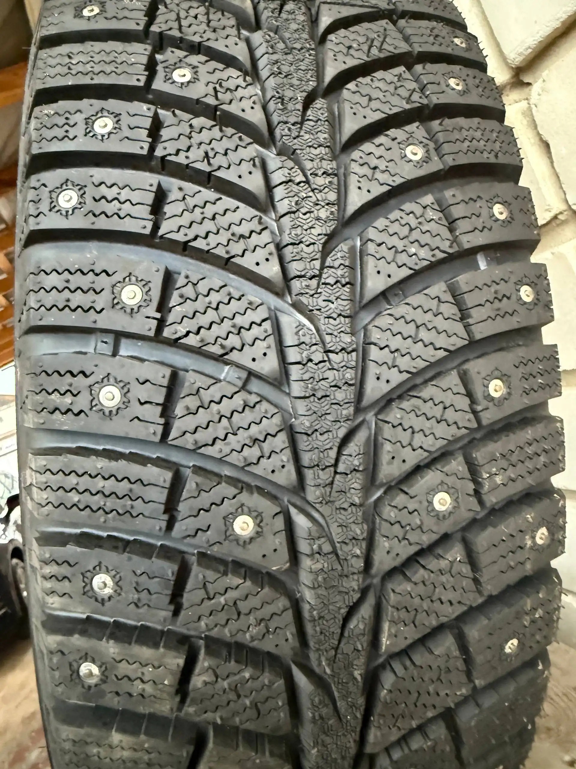 Продам зимнюю резину Laufenn I-Fit Ice LW71 215/65 R16 98T