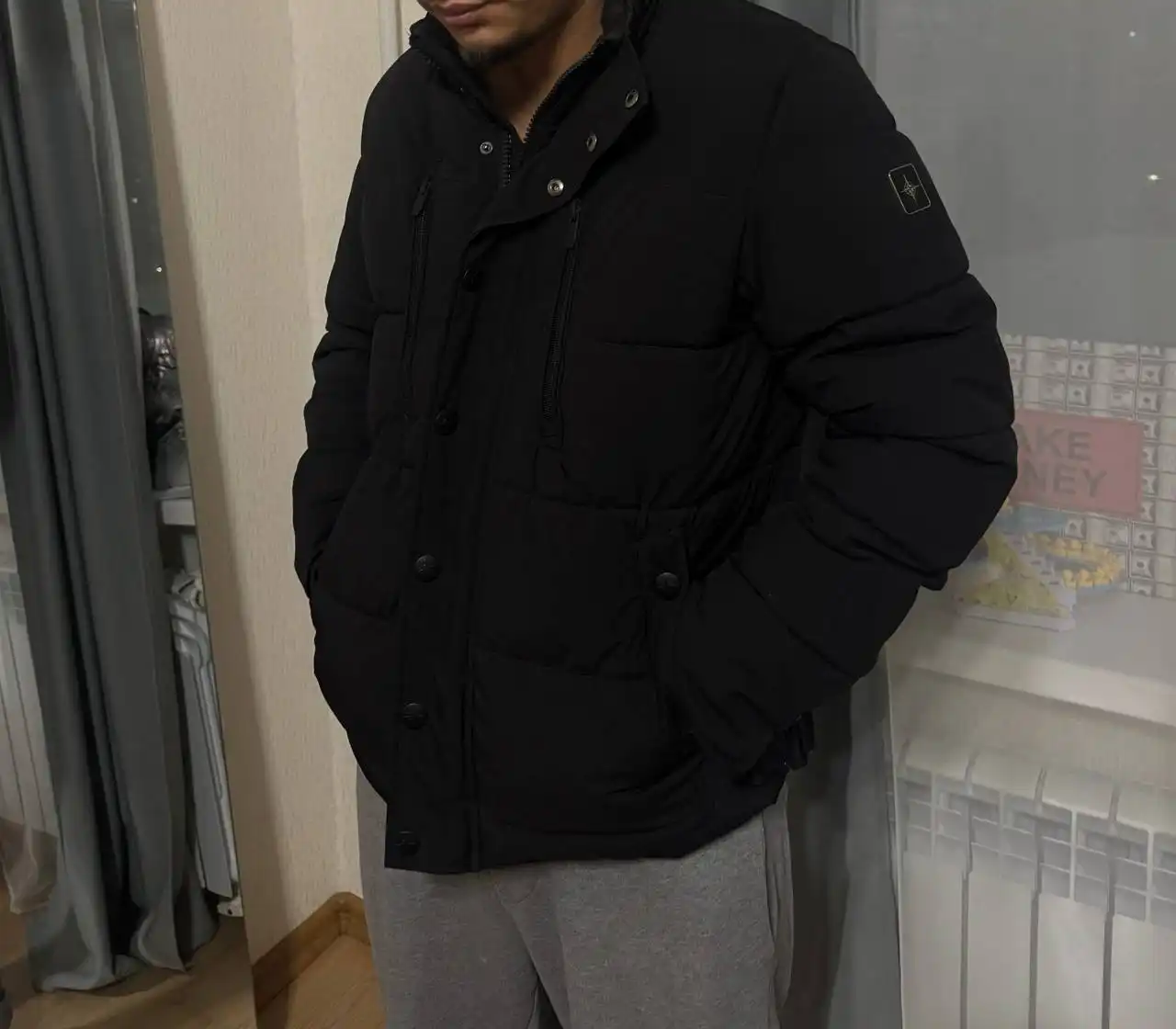 Продам зимнюю мужскую куртку размера S