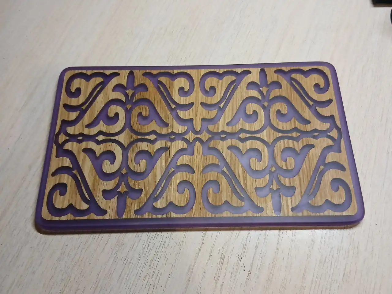 Разделочная доска из дуба с эпоксидной смолой