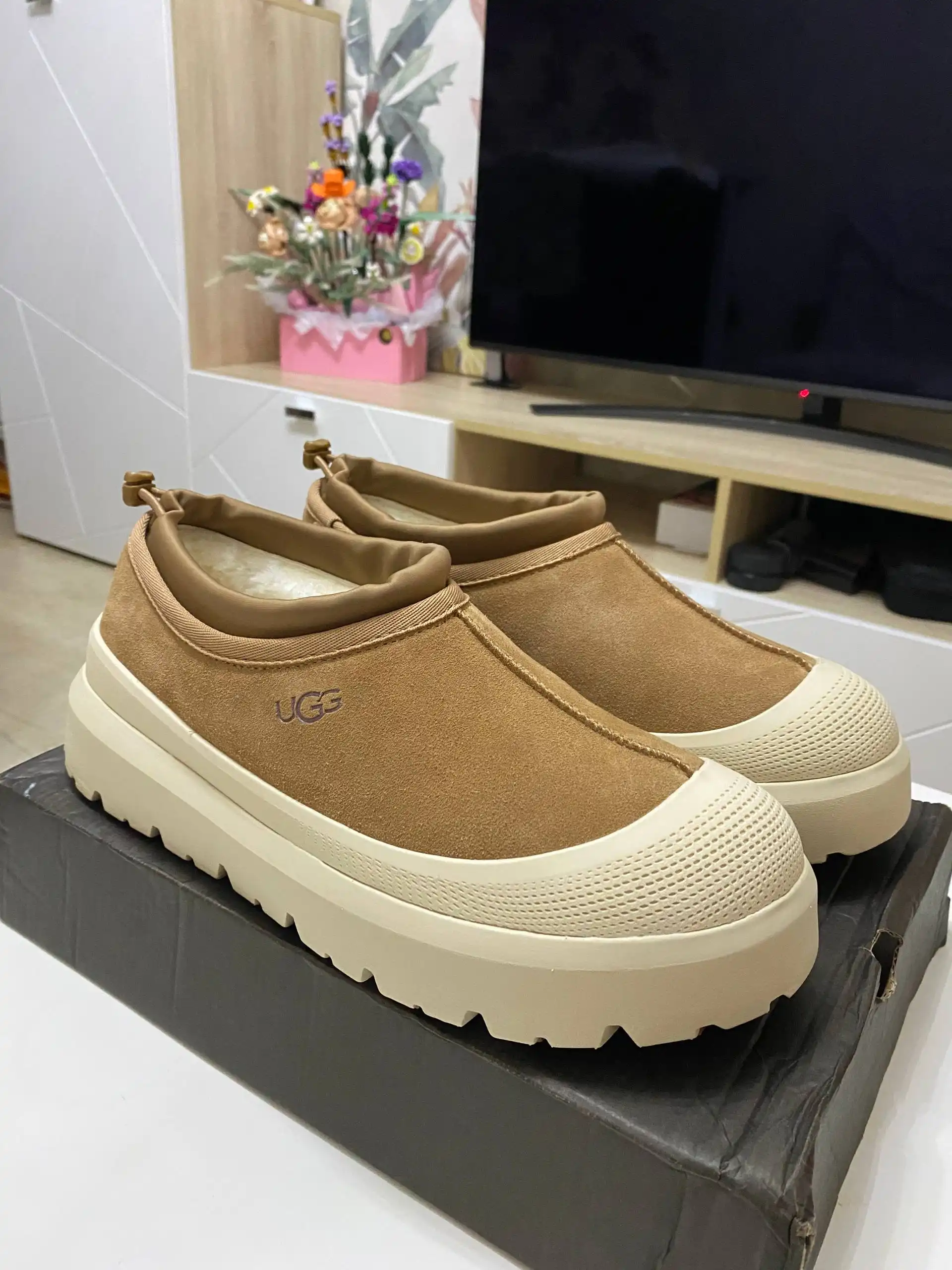 Продам новые UGG 42 размер