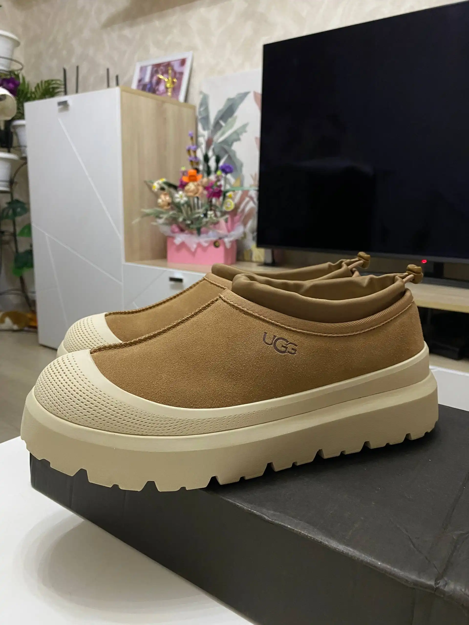 Продам новые UGG 42 размер