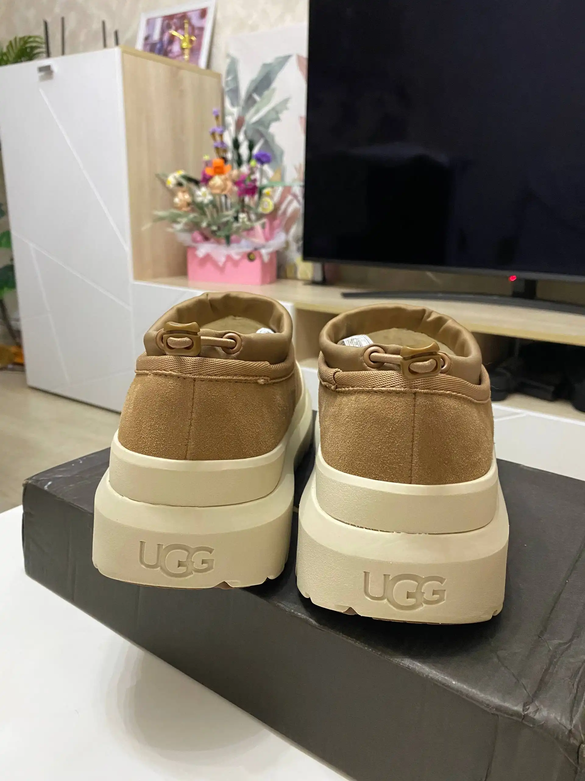 Продам новые UGG 42 размер