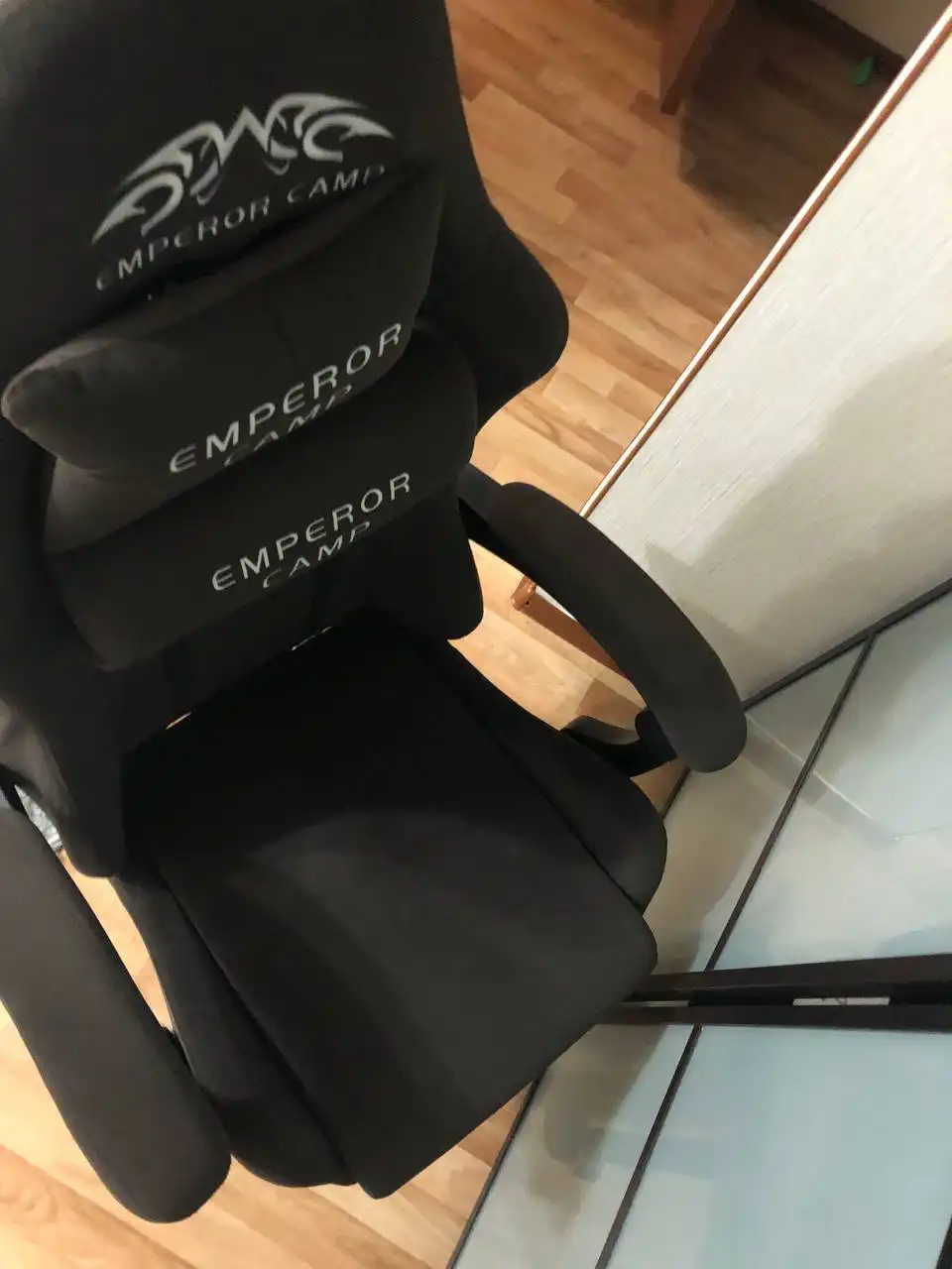 Игровое кресло с регулировкой и подставкой для ног