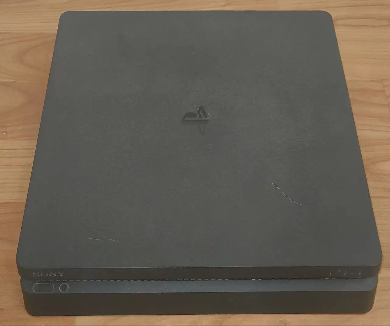 Продам PS4 с 2 геймпадами и играми