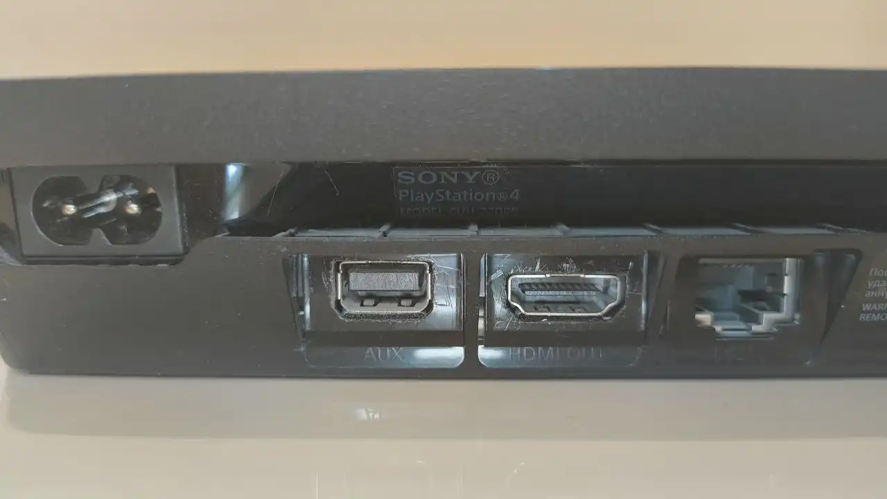 Продам PS4 с 2 геймпадами и играми