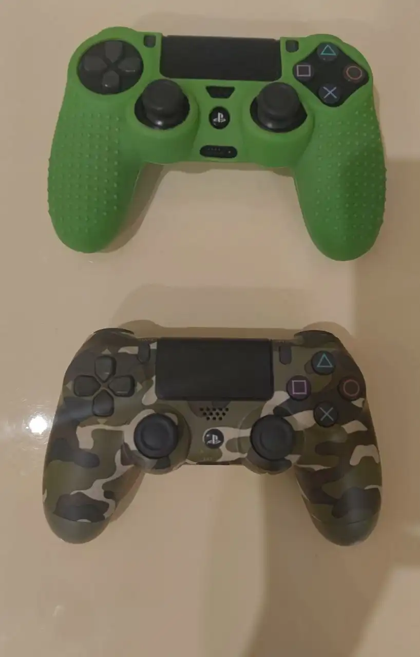 Продам PS4 с 2 геймпадами и играми
