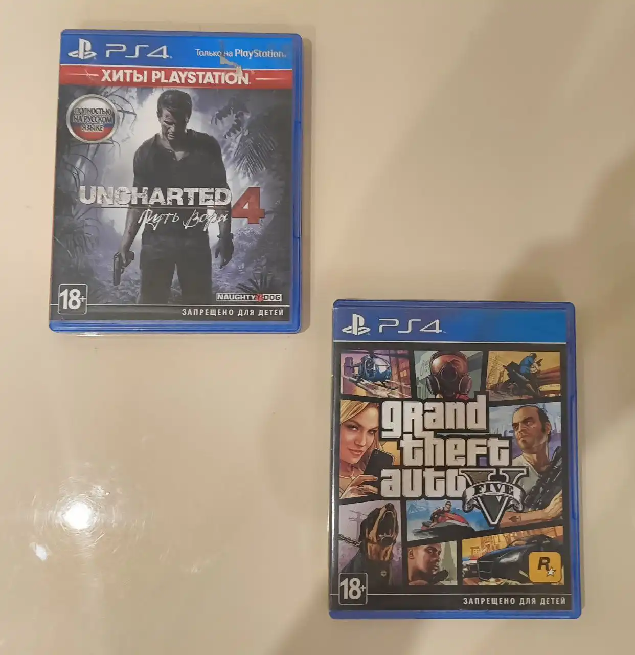Продам PS4 с 2 геймпадами и играми