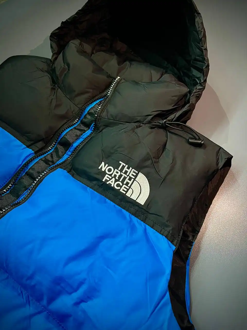 Сочные яркие жилетки The North Face синего и оранжевого цвета - Верхняя одежда (Одежда) в Казань