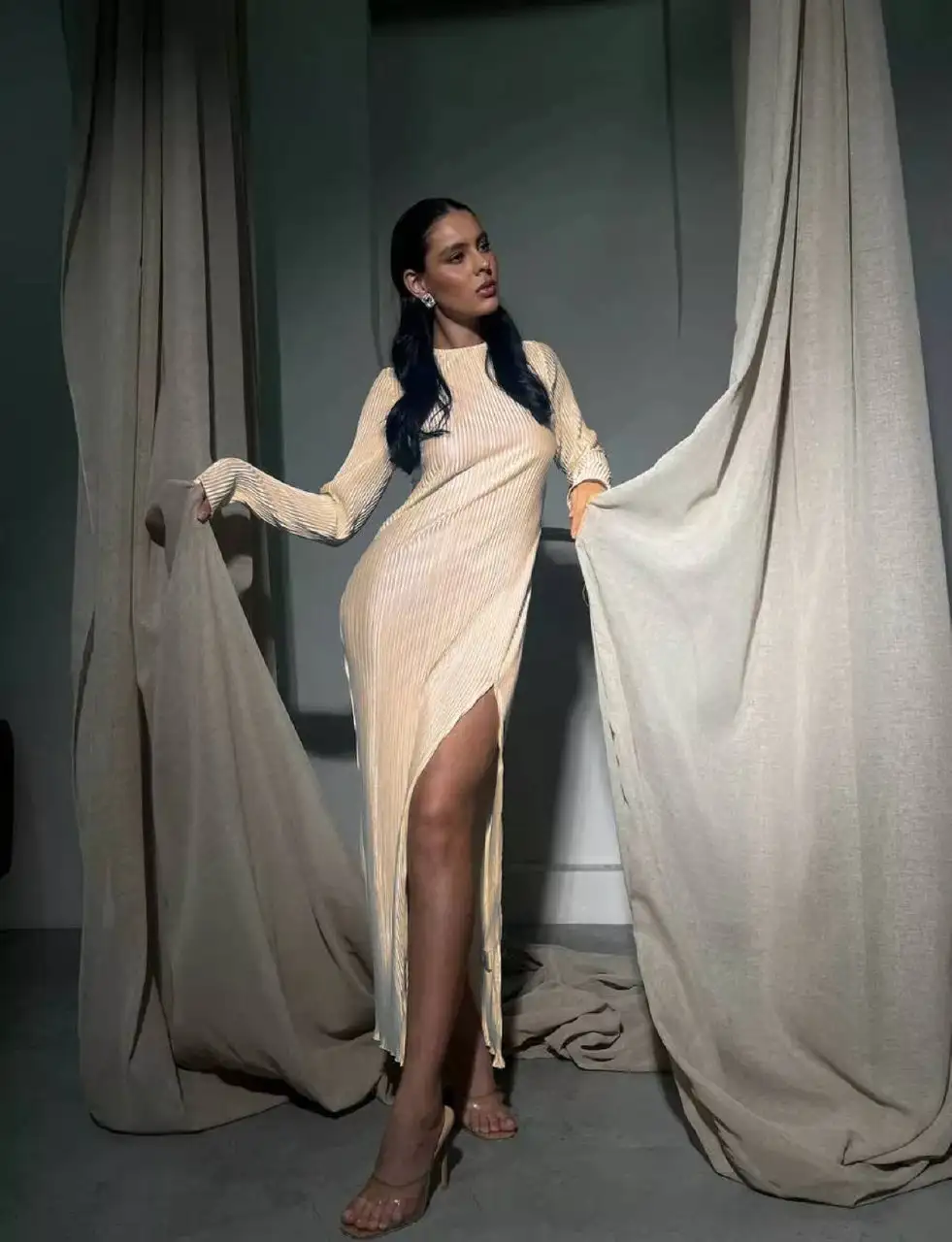 Нежное платье с открытой спиной размер S - Платья (Одежда) в Казань