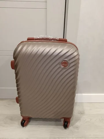 Продам новый чемодан размер S ручная кладь - Подарки в Казань