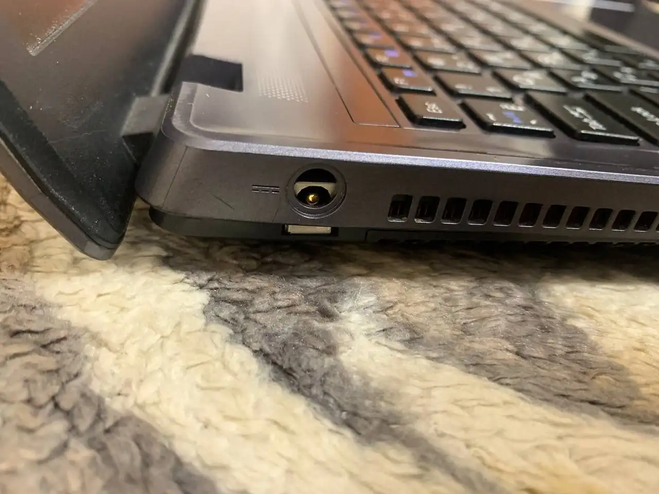 Ноутбук с мелкими царапинами для учёбы и игр - Ноутбуки (Электроника) в Новосибирск