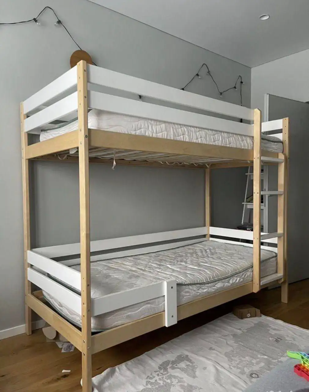 Кровать двухъярусная из массива дерева с двумя матрасами - Мебель (Для дома и дачи) в Казань