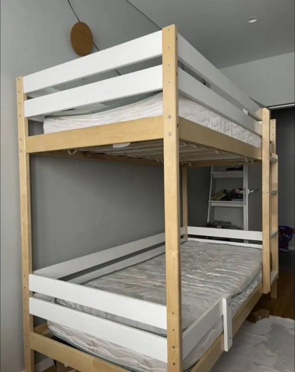 Кровать двухъярусная из массива дерева с двумя матрасами - Мебель (Для дома и дачи) в Казань