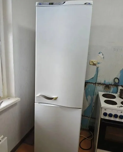 Холодильник б/у в рабочем состоянии - Одежда, Обувь, Игрушки, Книги в Казань