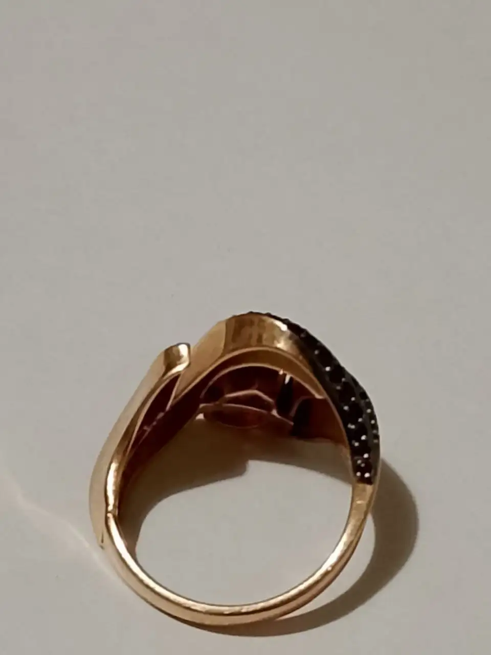 Золотое кольцо 585 пробы с гранатом размер 16 - Ювелирные изделия (Барахолка) в Казань