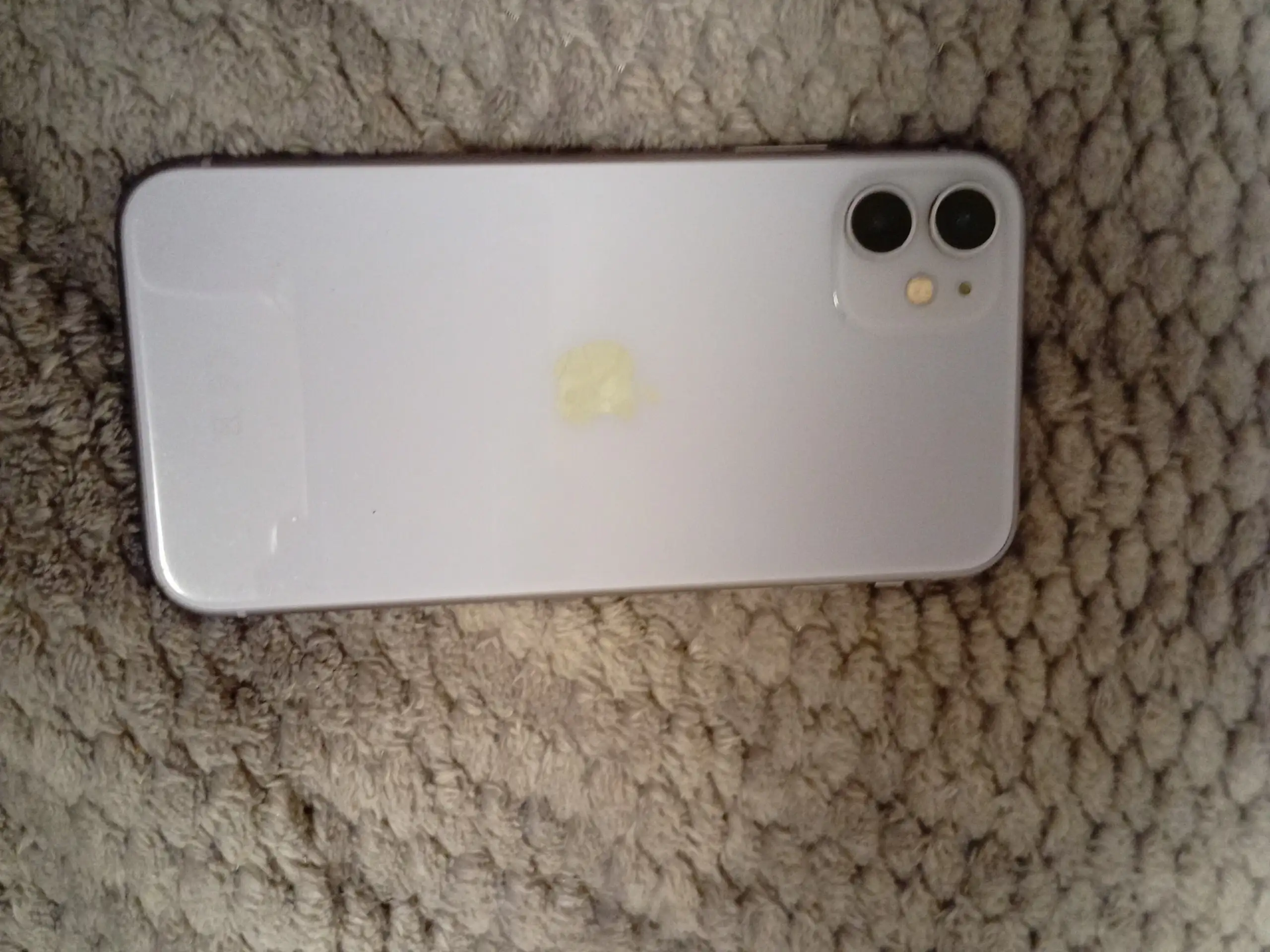 Продам iPhone 11 128GB со сколом на экране - Смартфоны (Электроника) в Казань