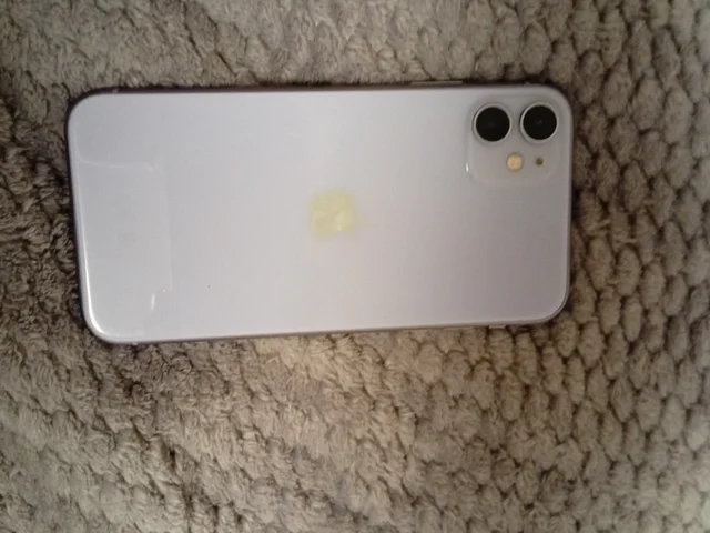 Продам iPhone 11 128GB со сколом на экране - Комплектующие для ПК в Казань