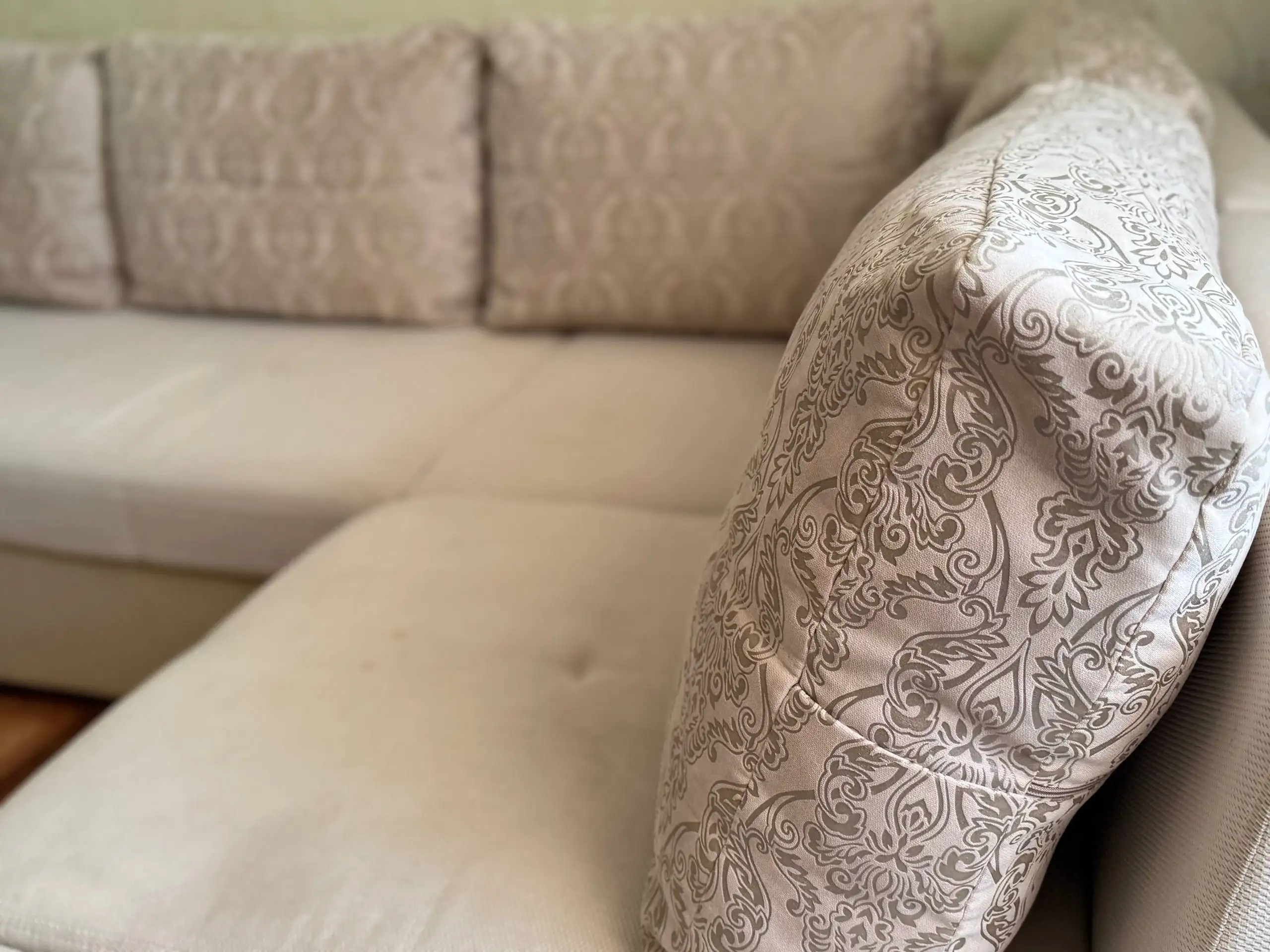 Продажа бежевого раскладного дивана - Барахолка в Казань