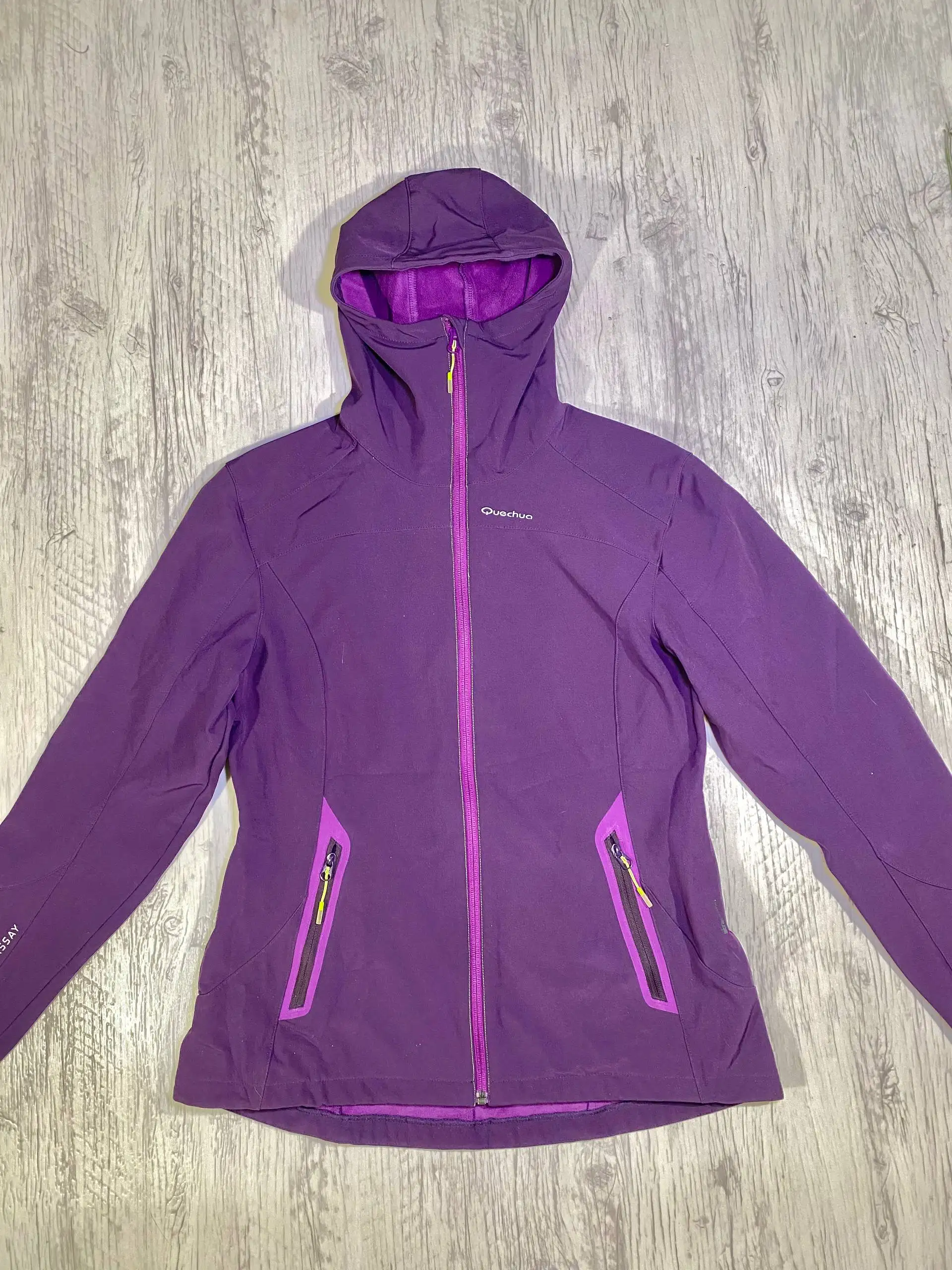 Женская спортивная куртка Quechua Softshell размер М - Спортивная одежда (Одежда) в Казань