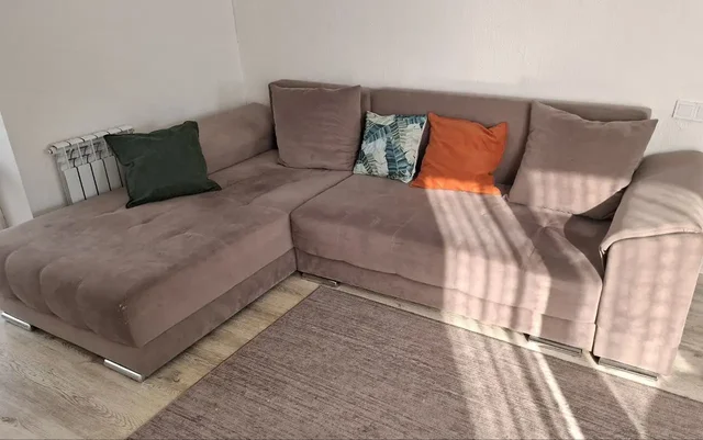 Продам диван с небольшой потертостью - Посуда и сервировка в Казань