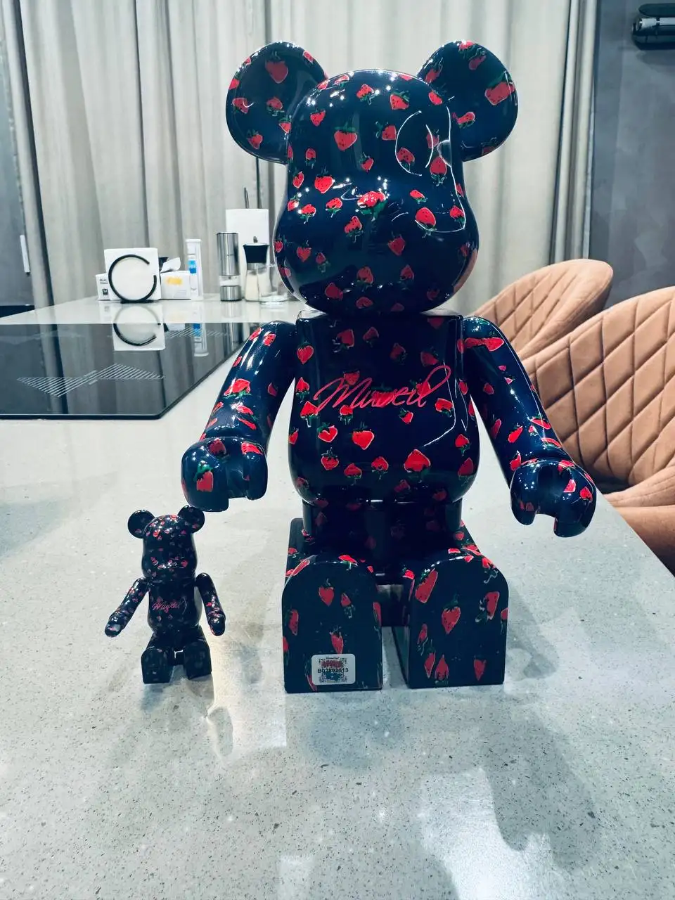 Bearbrick Medicom Toy Muveil Strawberry 400% и 100% - Коллекционные фигурки (Хобби и отдых) в Казань