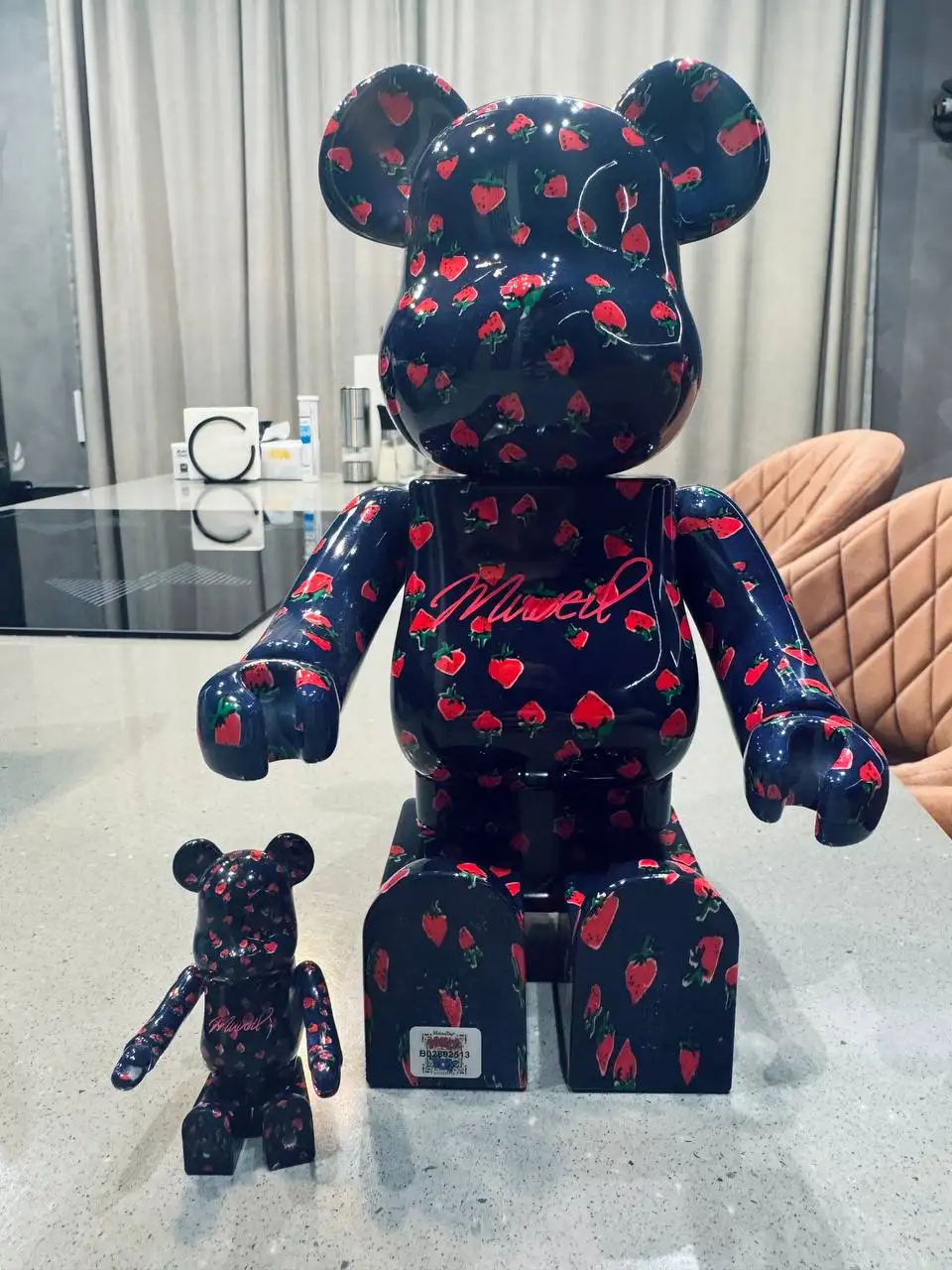 Bearbrick Medicom Toy Muveil Strawberry 400% и 100% - Коллекционные фигурки (Хобби и отдых) в Казань