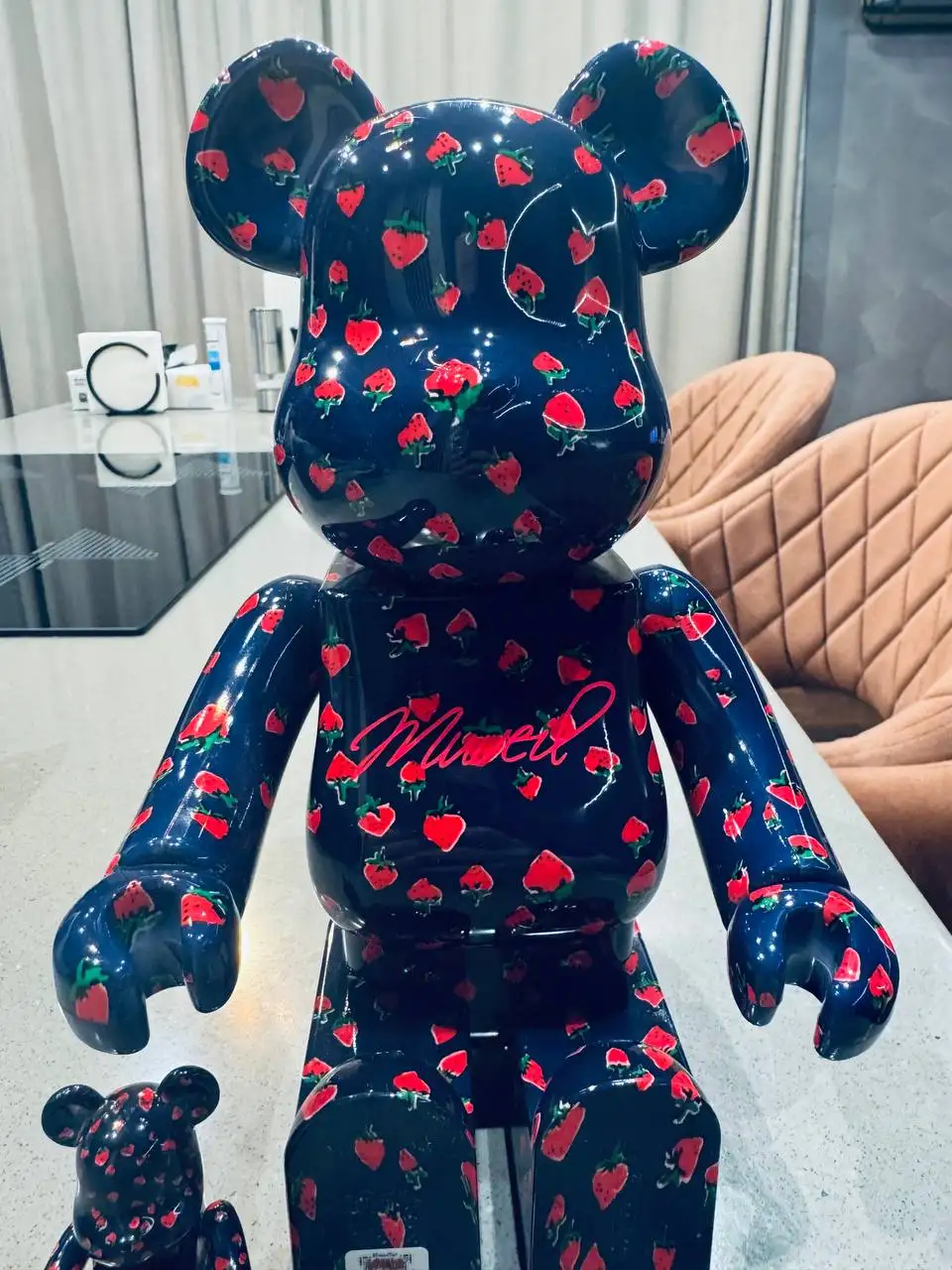 Bearbrick Medicom Toy Muveil Strawberry 400% и 100% - Коллекционные фигурки (Хобби и отдых) в Казань