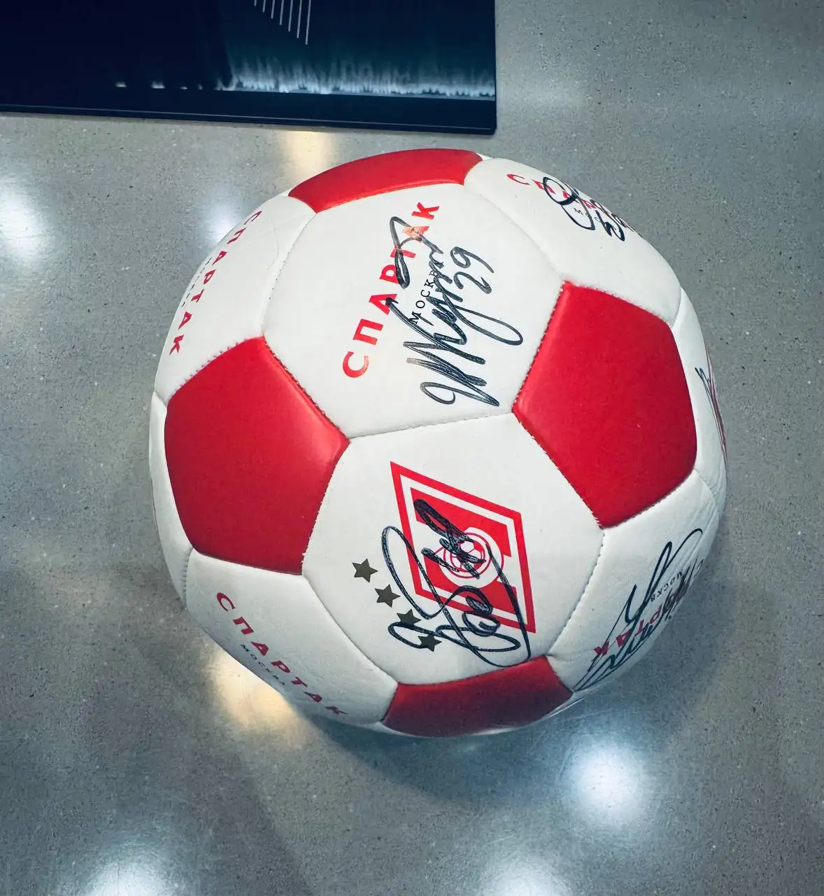 Футбольный мяч с автографами футболистов Спартак Москва 2019-2020 - Спортивные сувениры (Хобби и отдых) в Казань