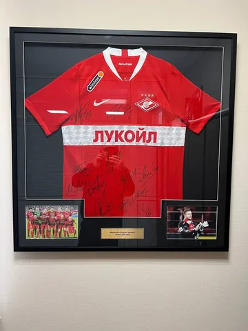 Футбольная форма Спартак Москва с автографами 2019/2020 в раме - Коллекционные фигурки в Казань
