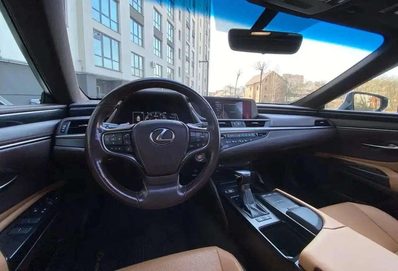 Продам Лексус ES 2019 года - Авто в Казань