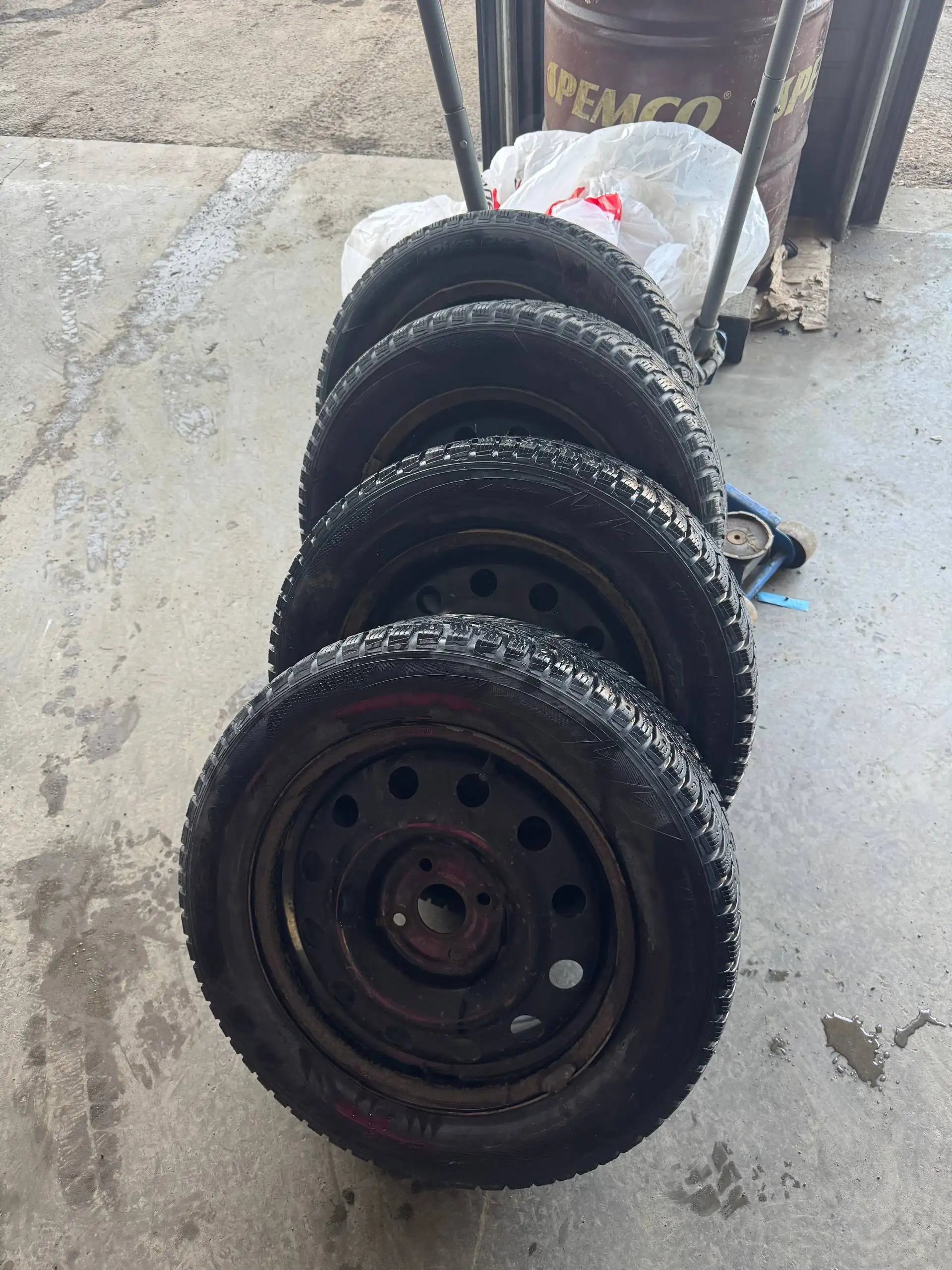 Зимние колеса R15 с колпаками - Шины и диски (Авто) в Казань