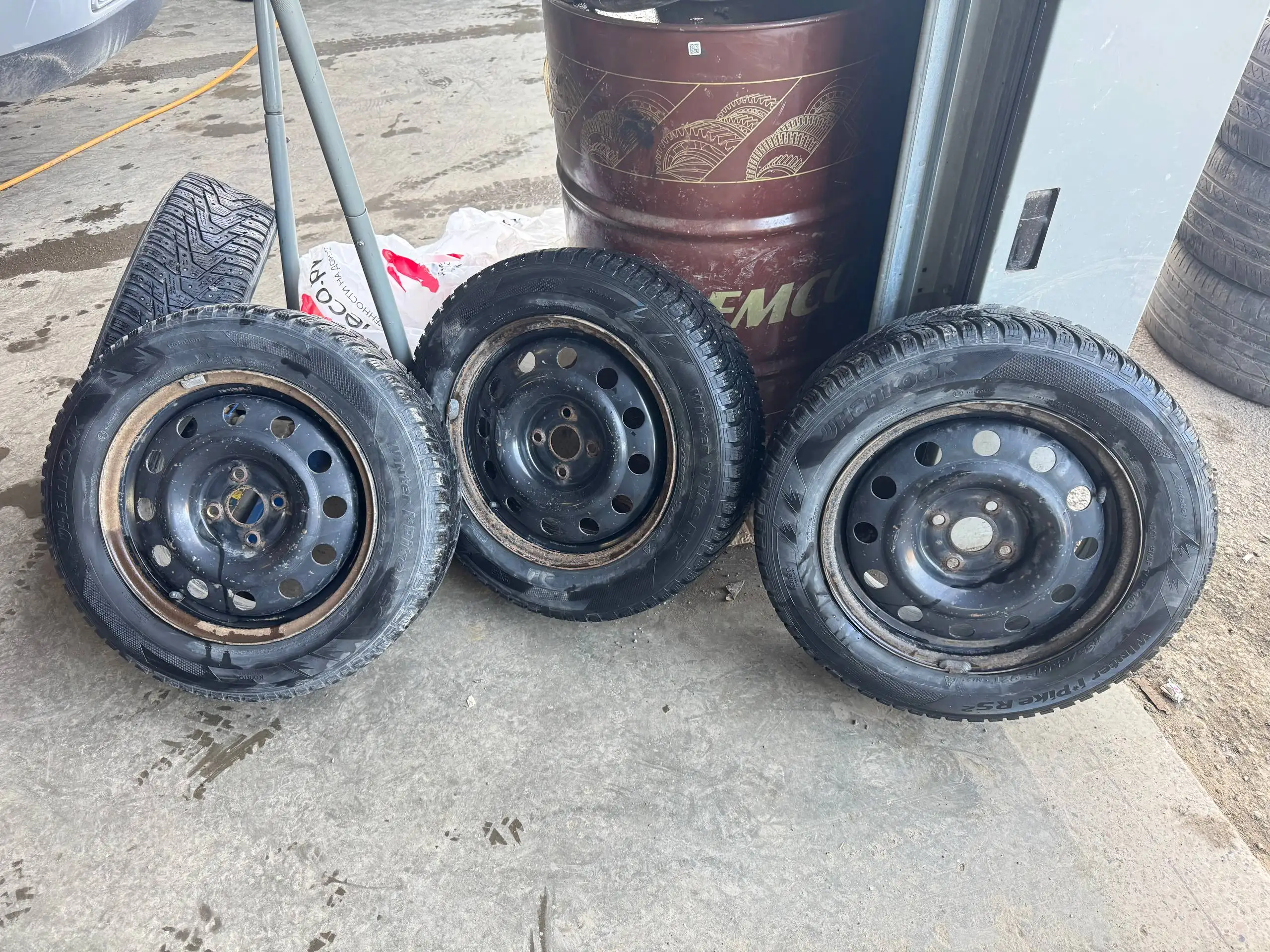 Зимние колеса R15 с колпаками - Шины и диски (Авто) в Казань