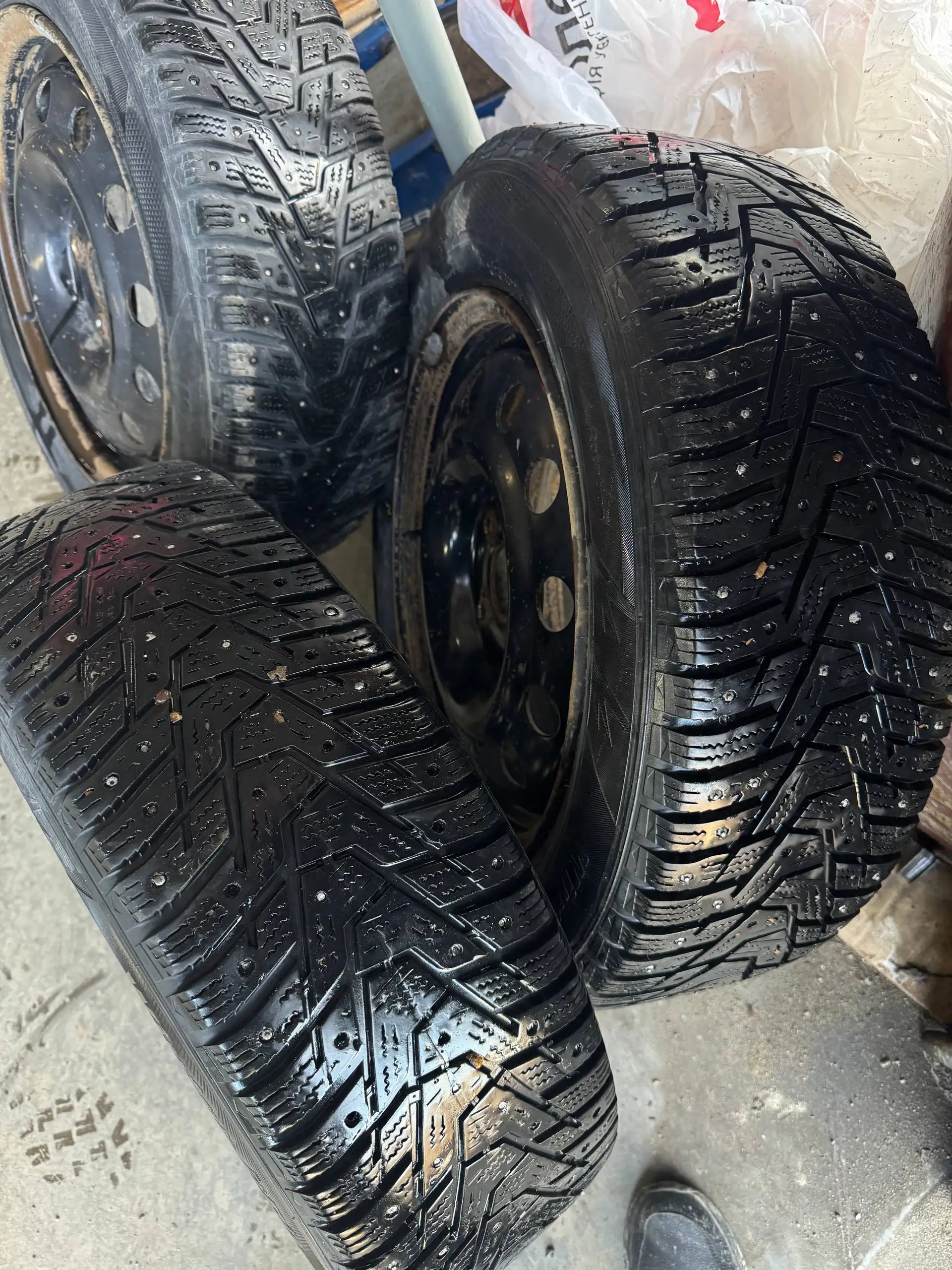 Зимние колеса R15 с колпаками - Шины и диски (Авто) в Казань