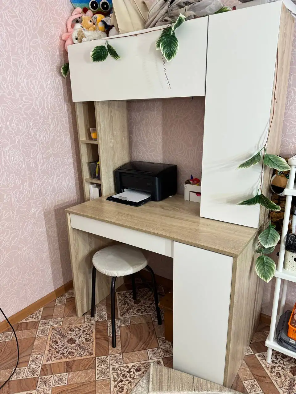 Продам бежевый компьютерный стол из ДСП - Мебель (Для дома и дачи) в Казань