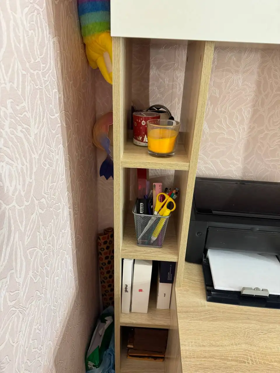 Продам бежевый компьютерный стол из ДСП - Мебель (Для дома и дачи) в Казань