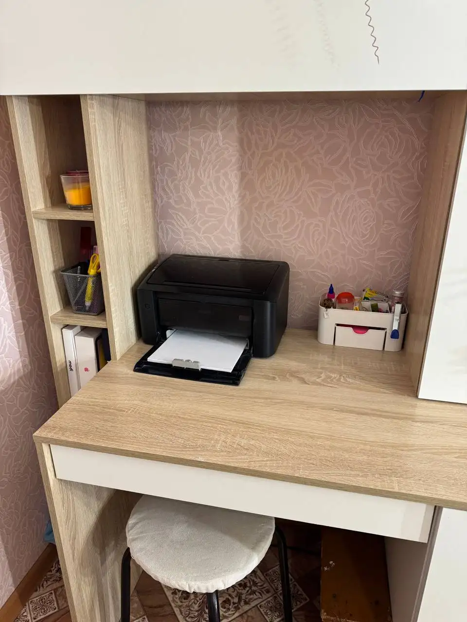 Продам бежевый компьютерный стол из ДСП - Мебель (Для дома и дачи) в Казань