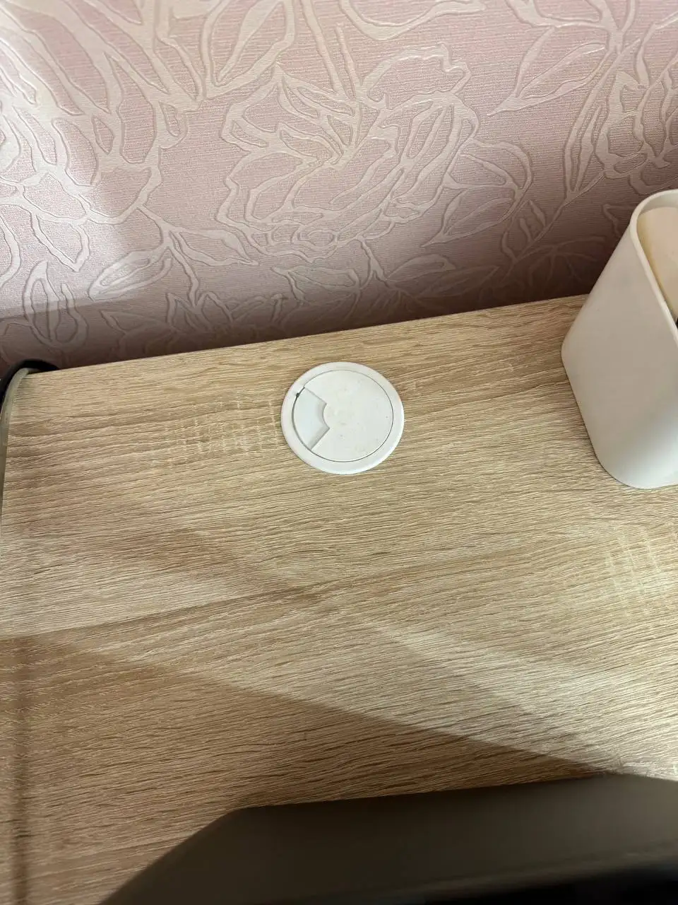 Продам бежевый компьютерный стол из ДСП - Мебель (Для дома и дачи) в Казань