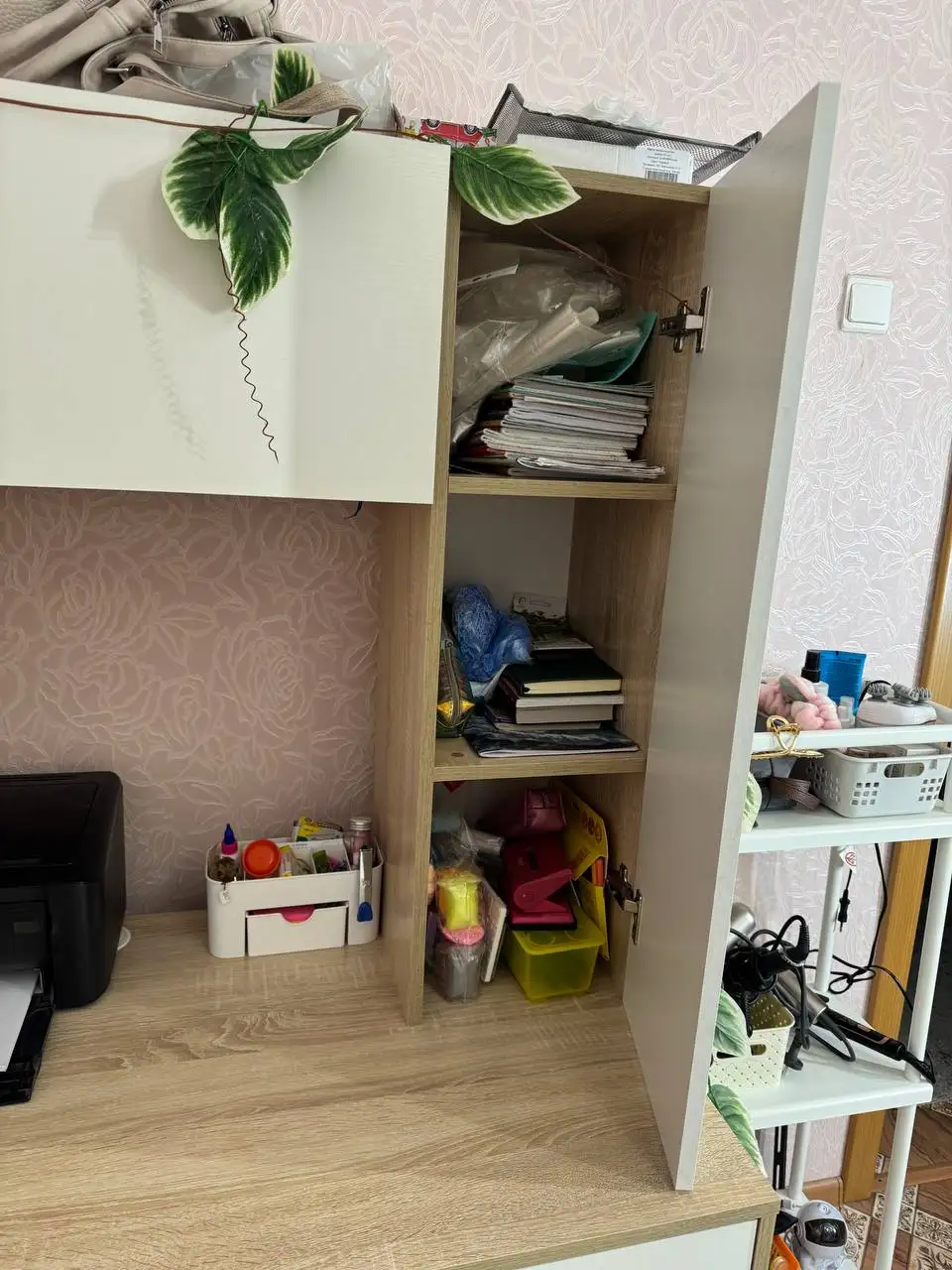 Продам бежевый компьютерный стол из ДСП - Мебель (Для дома и дачи) в Казань