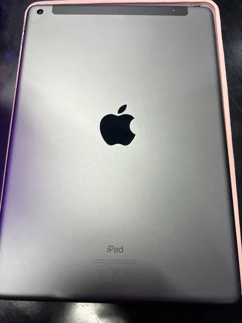 Айпад 8 поколения с трещиной на защитном стекле - частное объявление в Казань