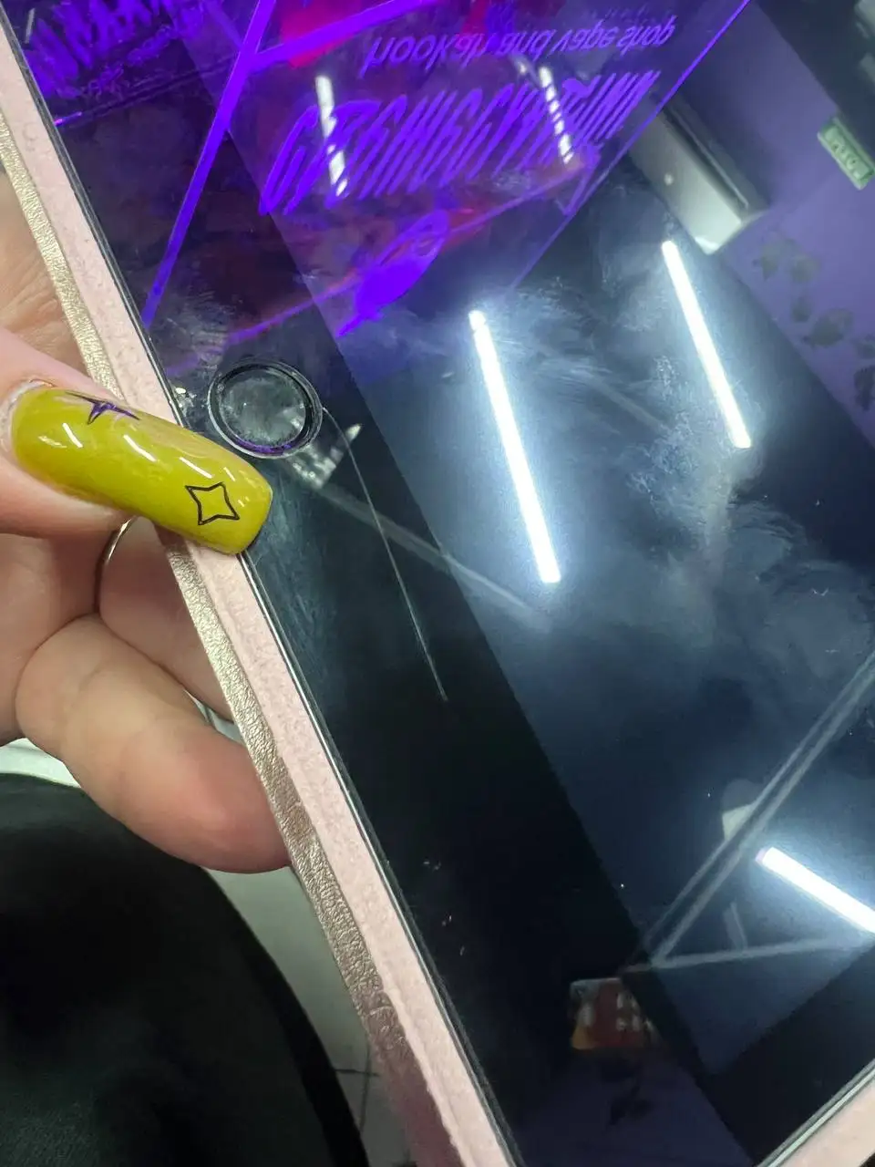 Айпад 8 поколения с трещиной на защитном стекле - Планшеты (Электроника) в Казань