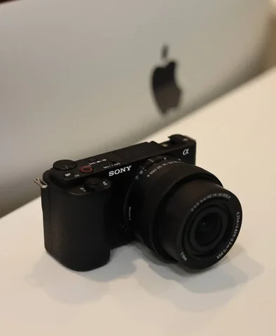 Камера Sony ZV-E10 с объективом и вспышкой - Игровые аксессуары в Казань