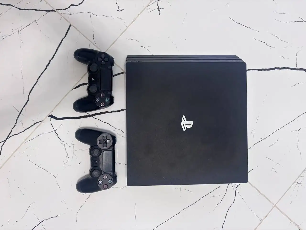 Sony PlayStation 4 Pro 1TB с подпиской Deluxe и двумя геймпадами - Игровые приставки (Электроника) в Казань