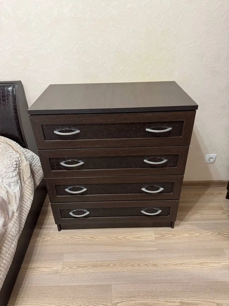 Продам комплект мебели: шкаф, комод, кровать, тумбочка - Мебель (Барахолка) в Казань
