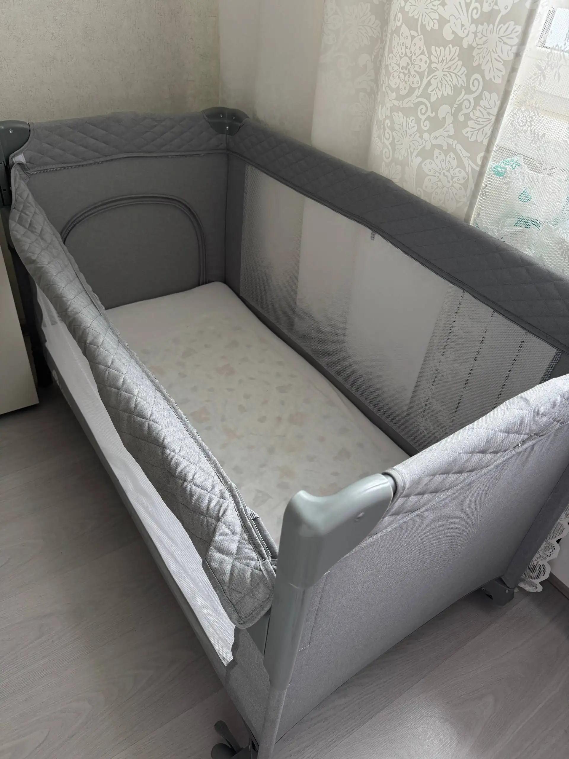 Продам кровать-манеж с матрасом и аксессуарами - Кроватки и манежи (Товары для детей) в Казань