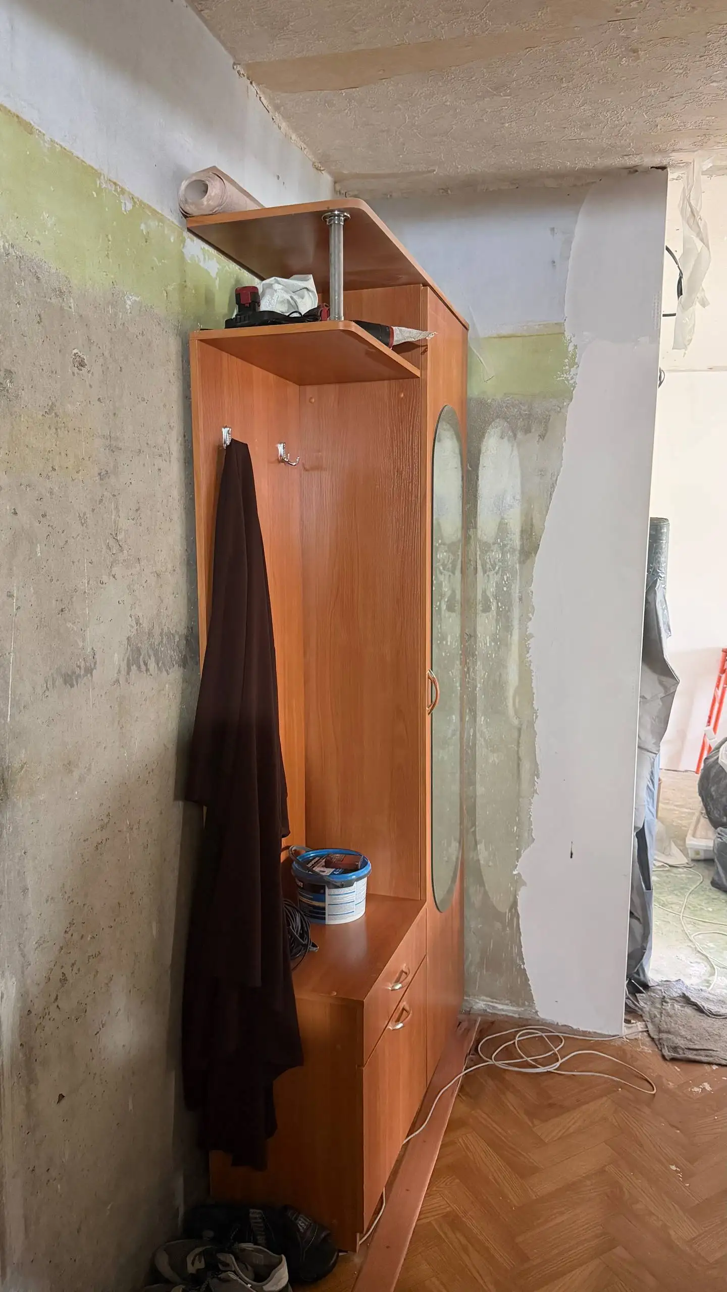 Отдам бесплатно шкаф в прихожую - Шкафы (Барахолка) в Казань